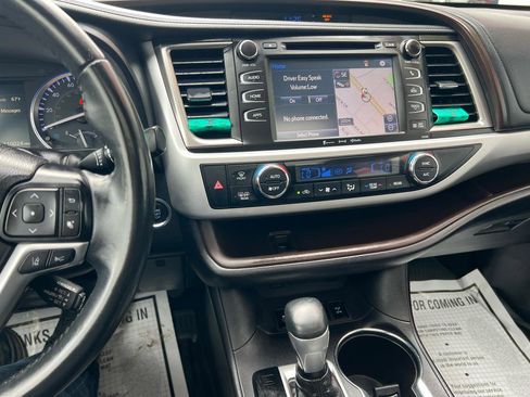 Used 2019 Toyota Highlander XLE AWD/4WD image 23