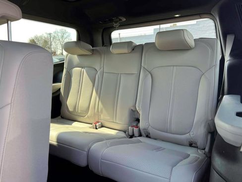 Certified 2025 Jeep Wagoneer 4WD w/ Premium Group I image 18