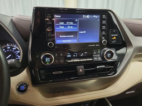 Used 2022 Toyota Highlander XLE AWD/4WD image 17