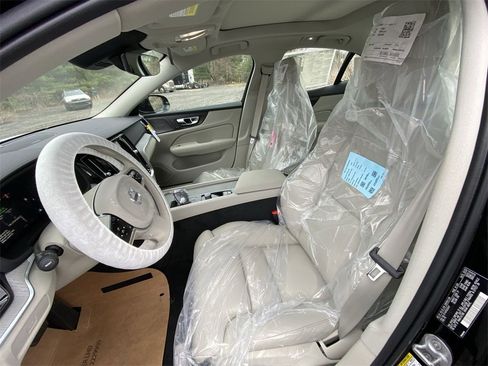 Certified 2023 Volvo S60 B5 Ultimate w/ Climate Package image 11