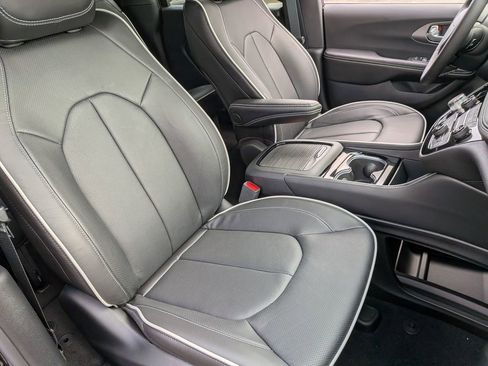 New 2027 Chrysler Pacifica Limited w/ Family Tech Group FWD image 32