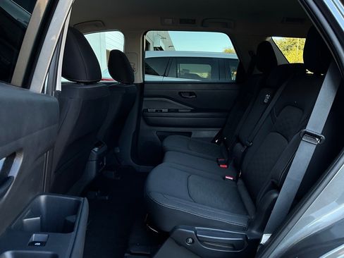 Used 2024 Nissan Pathfinder SV image 11
