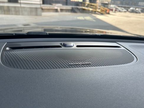 Certified 2022 Volvo C40 P8 Recharge Ultimate image 28