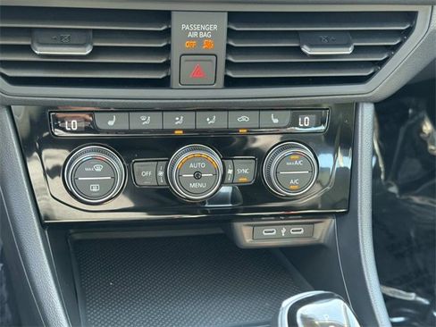 Certified 2024 Volkswagen Jetta SE w/ Panoramic Sunroof Package image 25