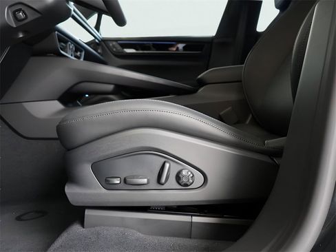 New 2025 Porsche Macan 4S Electric image 39