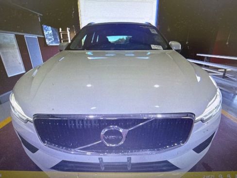 Used 2020 Volvo XC60 T5 Momentum w/ Protection Package image 2