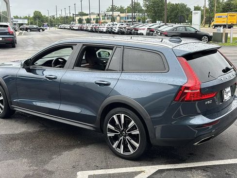 Used 2022 Volvo V60 T5 Cross Country AWD/4WD image 4