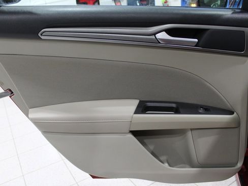 Used 2020 Ford Fusion SE image 16