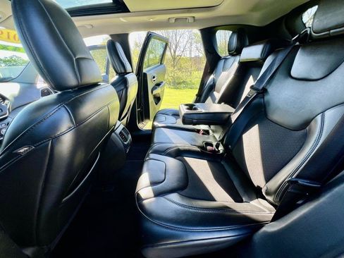 Used 2019 Jeep Cherokee Latitude Plus w/ Comfort/Convenience Group AWD/4WD image 13