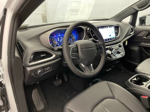 New 2027 Chrysler Pacifica Select FWD image 13