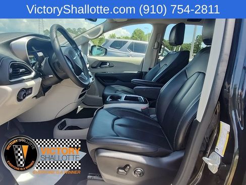 Certified 2024 Chrysler Pacifica Limited FWD image 19