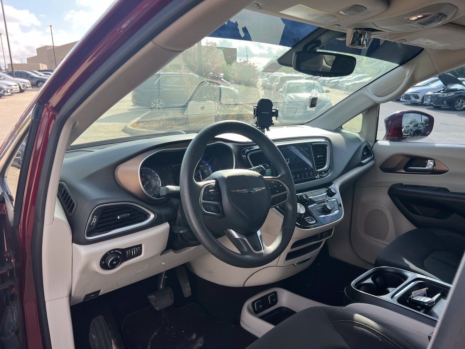 Used 2018 Chrysler Pacifica Touring Plus w/ Tire & Wheel Group FWD image 25