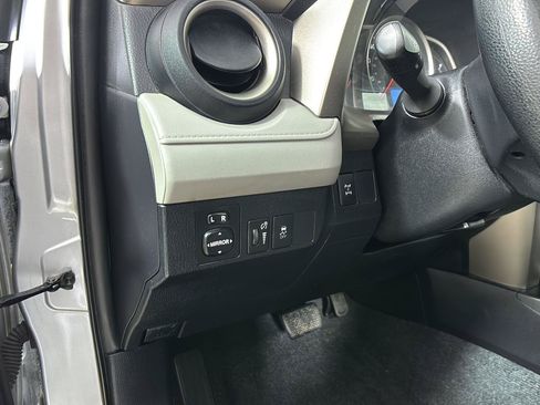 Used 2013 Toyota RAV4 LE AWD/4WD image 28
