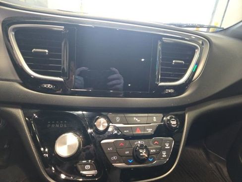 Used 2019 Chrysler Pacifica Touring-L Plus w/ S Appearance Package image 12