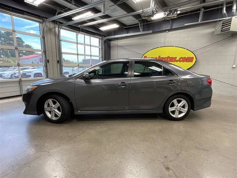 Used 2014 Toyota Camry SE FWD image 2