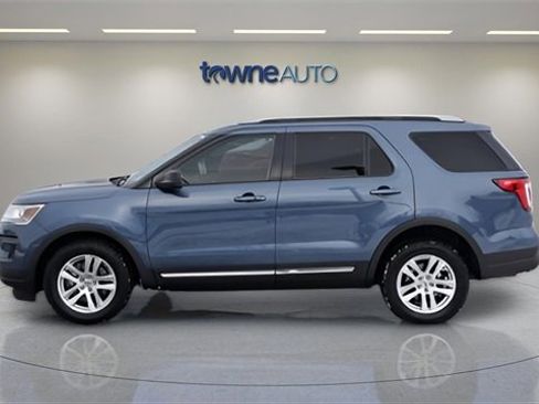 Used 2018 Ford Explorer XLT image 2