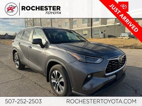 Used 2023 Toyota Highlander XLE image 1