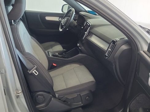 Used 2024 Volvo XC40 B5 Core image 10