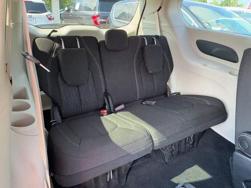 Used 2022 Chrysler Voyager LX FWD image 12