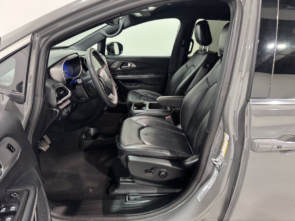 Used 2025 Chrysler Pacifica Select FWD image 14