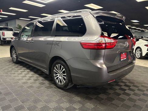 Used 2019 Toyota Sienna XLE w/ XLE Navigation Package FWD image 9