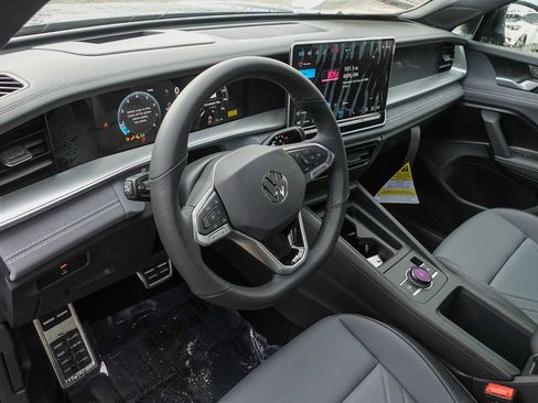 New 2026 Volkswagen Tiguan SE R-Line image 12