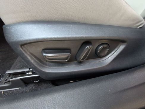 Used 2025 Toyota Camry SE image 13