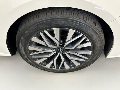 Used 2025 Nissan Altima 2.5 SV FWD image 11