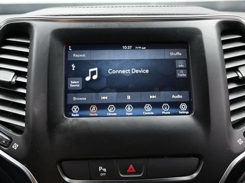 Used 2020 Jeep Cherokee Latitude Plus w/ Cold Weather Group AWD/4WD image 31