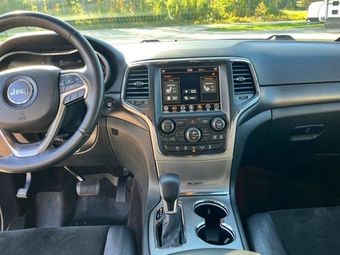 Used 2018 Jeep Grand Cherokee Altitude AWD/4WD image 12