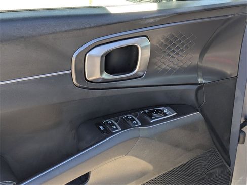 Used 2024 Kia Sorento S image 11