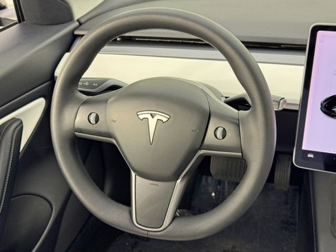 Used 2021 Tesla Model 3 Standard Range Plus image 18