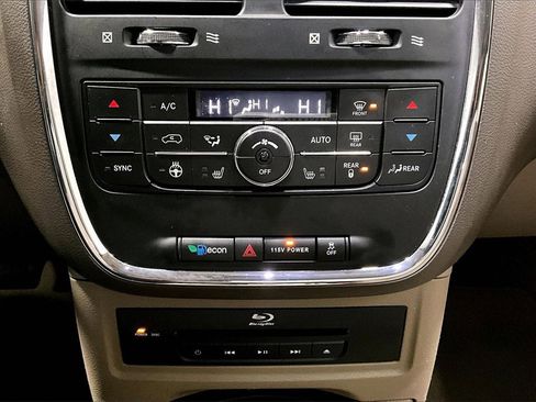 Used 2016 Chrysler Town & Country Touring-L image 15