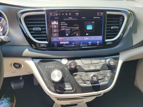 Used 2023 Chrysler Pacifica Touring-L FWD image 11