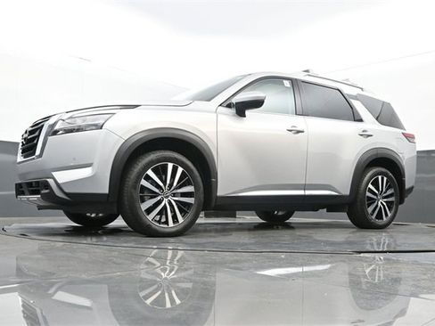 Used 2024 Nissan Pathfinder Platinum w/ Cargo Package image 29