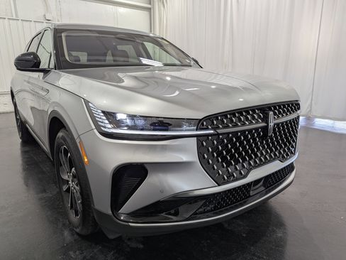 Used 2025 Lincoln Nautilus Premier image 5