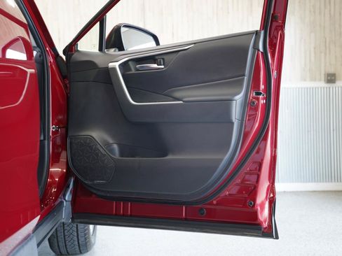 Used 2019 Toyota RAV4 XLE Premium FWD image 30