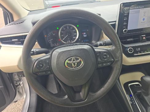 Used 2020 Toyota Corolla LE FWD image 6