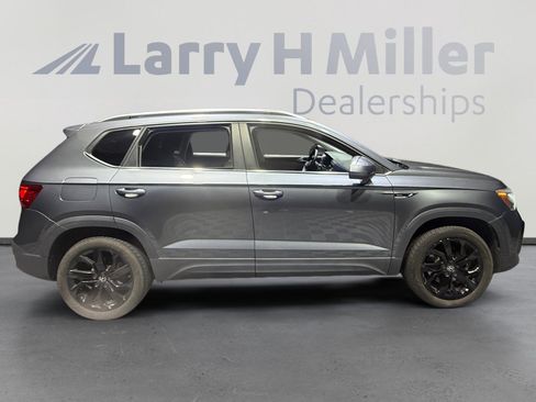 Used 2023 Volkswagen Taos SE w/ Panoramic Sunroof Package FWD image 6
