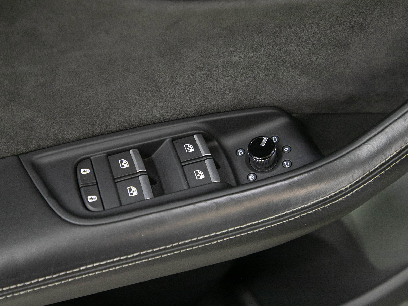 Used 2021 Audi RS Q8 w/ Carbon Optic Package AWD/4WD image 22