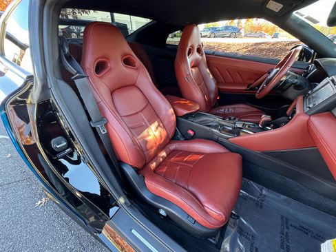 Used 2024 Nissan GT-R Premium w/ Premium Interior Package image 60