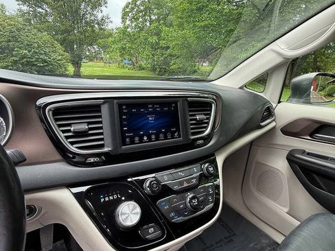 Used 2019 Chrysler Pacifica Touring-L FWD image 10