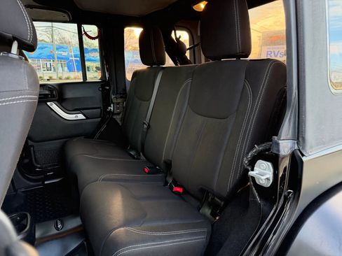 Used 2017 Jeep Wrangler Unlimited Sahara image 15