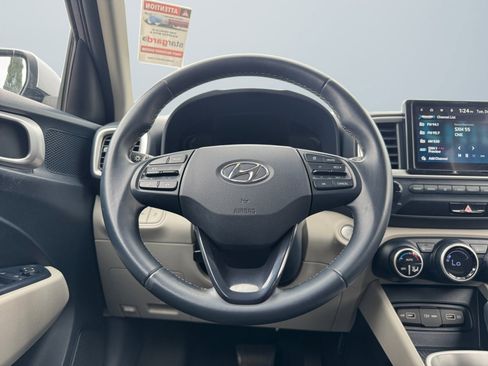 Used 2022 Hyundai Venue Limited image 11