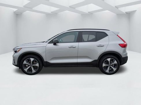 Used 2025 Volvo XC40 B5 Plus AWD/4WD image 9