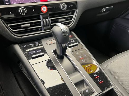 Used 2024 Porsche Macan AWD/4WD image 11