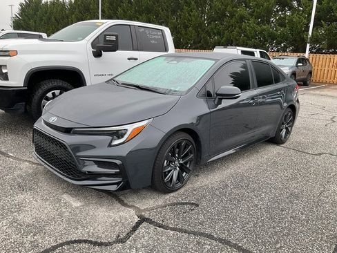 Used 2025 Toyota Corolla SE image 3