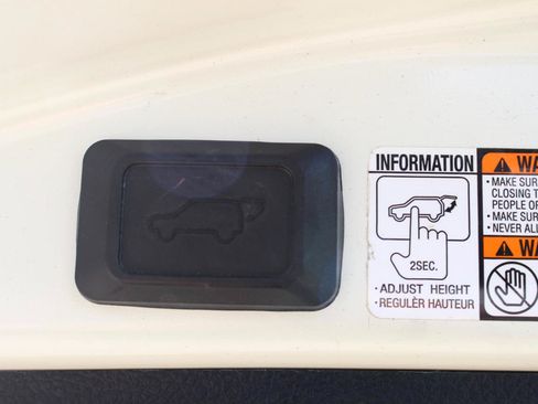 Used 2014 Toyota RAV4 Limited w/ Technology Package AWD/4WD image 40
