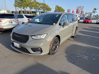 Used 2022 Chrysler Pacifica Limited w/ S Appearance Package