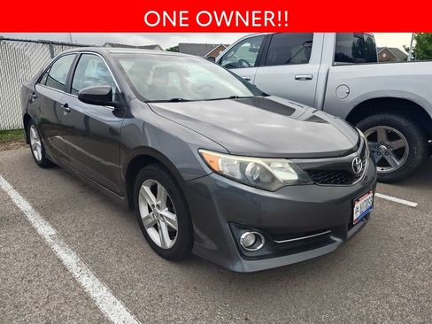 Used 2014 Toyota Camry SE w/ Moonroof Package FWD image 3